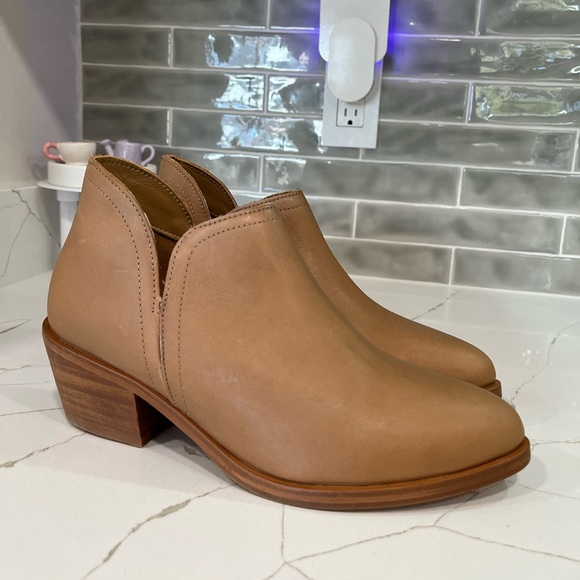Nisolo Shoes - Nisolo Mia  Everyday Ankle Bootie. Women’s size 7.5 Color Almond.